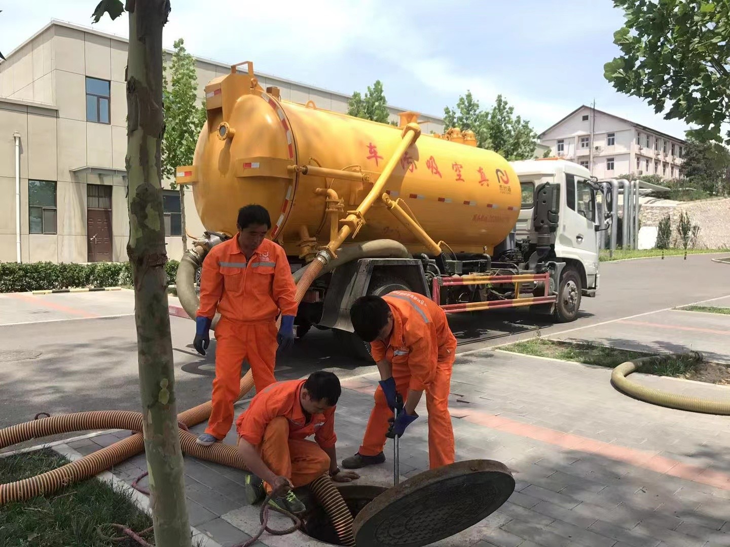 乌伊岭化粪池清理与5-8吨吸粪车施工效率分析